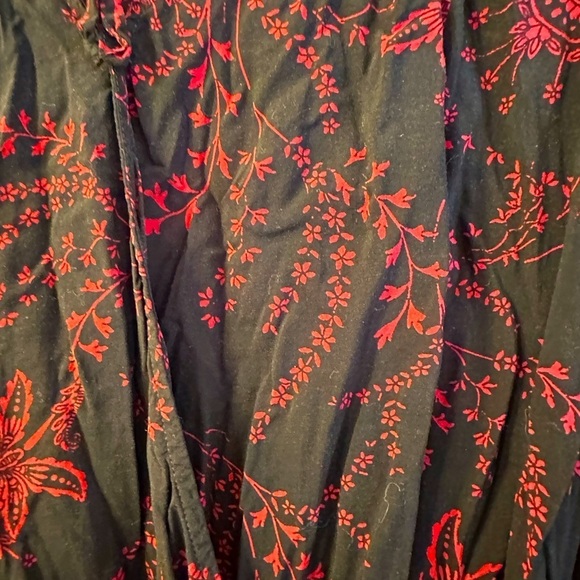 Women’s Express Black and Red Long Sleeve Top - Size S - MINT CONDITION - Picture 4 of 5